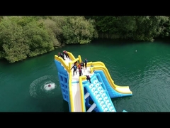 Ricerca dell'attrazione difermata per il vostro parco dell'acqua? Torre di acqua gonfiabile di Bouncia del controllo